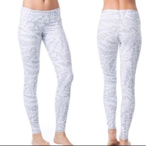 🤩ALO-Yoga-White-Grey-Palm-Leaf-Airbrush-Leggings